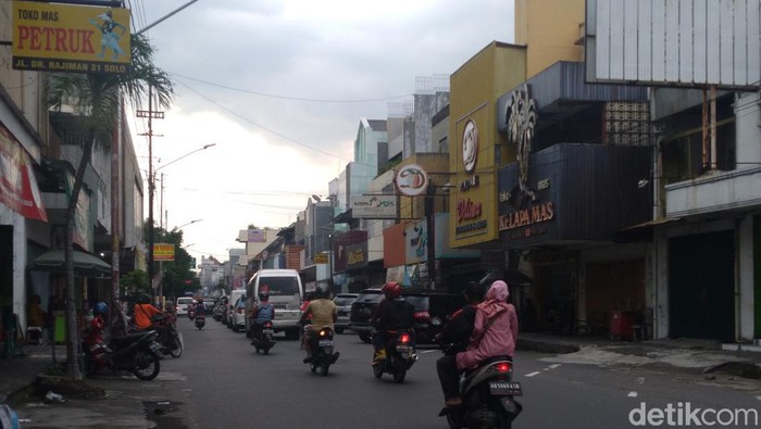 Jalan dr Radjiman depan Pasar Klewer