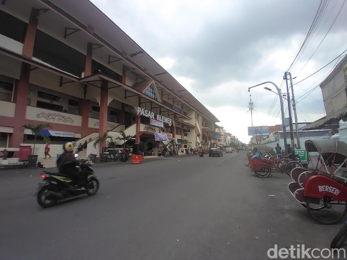 Jalan dr Radjiman depan Pasar Klewer