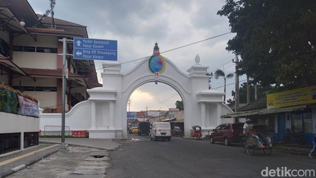 Jalan dr Radjiman depan Pasar Klewer