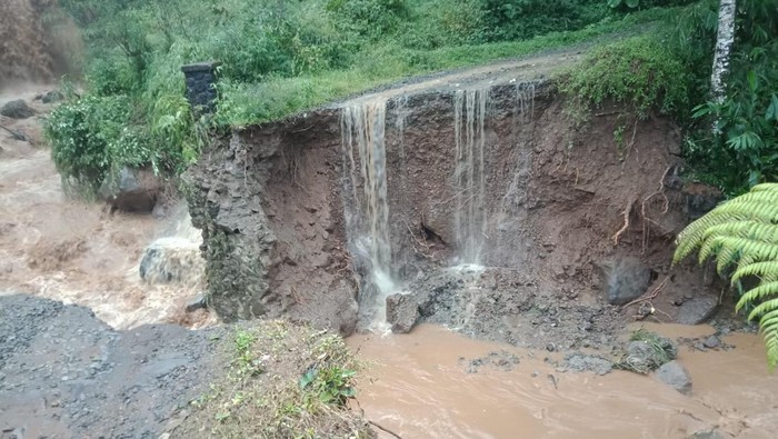Jembatan penghubung Cianjur-Bandung putus.