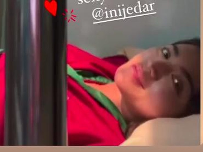 Jessica Iskandar dalam perawatan di rumah sakit.