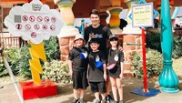 Ijonk begitu ia kerap disapa sering menunjukkan kedekatannya dengan ketiga anaknya. Seperti momen mereka yang sedang berada di Dufan. Foto: Instagram @ijonkfrizzy