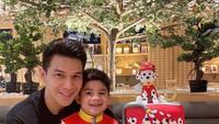 Bersama Zayn anaknya, begini serunya Jonathan Frizzy merayakan ulang tahun dengan kue dengan hiasan anjing lucu. Foto: Instagram @ijonkfrizzy