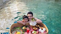Ijonk dan Zayn juga pernah membagikan momen staycation seru. Mereka juga tampak menikmati floating breakfast dengan menu omelet. Foto: Instagram @ijonkfrizzy