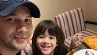 Zoe anak perempuan Jonathan Frizzy juga pernag terlihat bersamanya saat makan malam bareng. Foto: Instagram @ijonkfrizzy