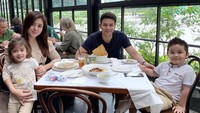 Kenangan manis Jonathan Frizzy bersama mantan istri dan kedua anaknya yang lucu. Saat itu mereka sedang menikmati makanan di restoran. Foto: Instagram @ijonkfrizzy