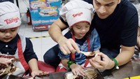 Ijonk juga pernah menemani Zoe saat membuat wafer cokelat di taman bermain. Foto: Instagram @ijonkfrizzy