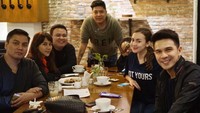 Begini momen seru Jonathan Frizzy bersama rekan artis lainnya saat makan malam. Foto: Instagram @ijonkfrizzy