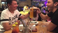 Jonathan dan sahabatnya tampak seru menikmati segelas bir di sebuag restoran. Foto: Instagram @ijonkfrizzy