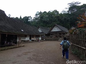 Menolak Listrik Demi Menjaga Tradisi di Kampung Naga