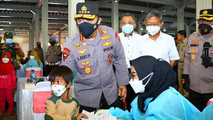 Kapolri Jenderal Listyo Sigit meninjau akselerasi vaksinasi di wilayah Bekasi