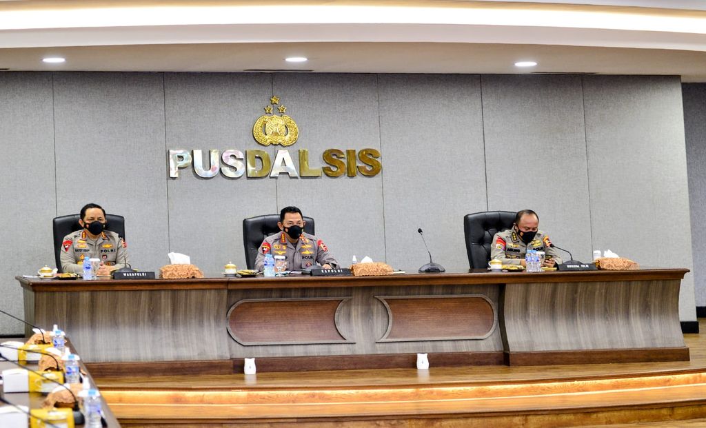 Kapolri Jenderal Listyo Sigit Prabowo memberi pengarahan ke jajaran