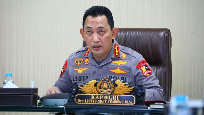 Kapolri Jenderal Listyo Sigit Prabowo memberi pengarahan ke jajaran