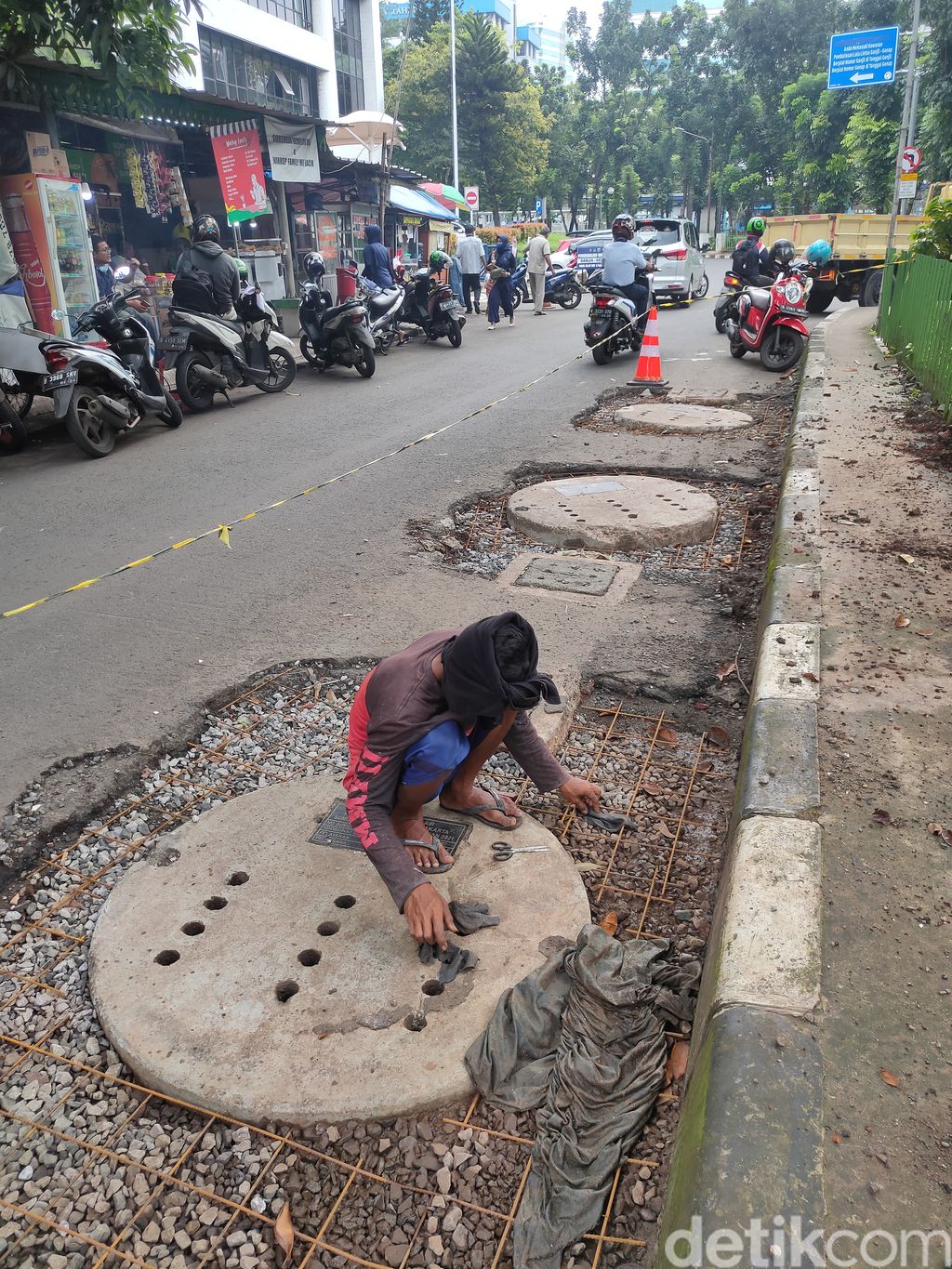 Kerusakan di permukaan jalan sekitar sumur resapan Jl Karet Karya Kuningan akan dicor, 17 Februari 2022. (Mulia Budi/detikcom)