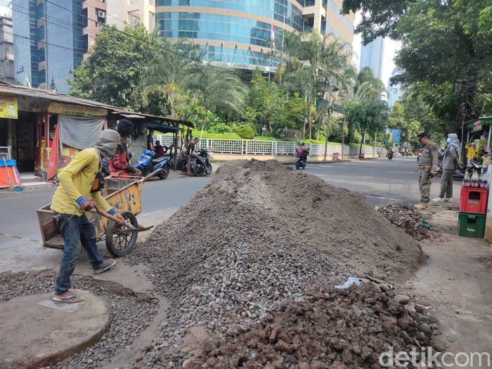 Kerusakan di permukaan jalan sekitar sumur resapan Jl Karet Karya Kuningan akan dicor, 17 Februari 2022. (Mulia Budi/detikcom)
