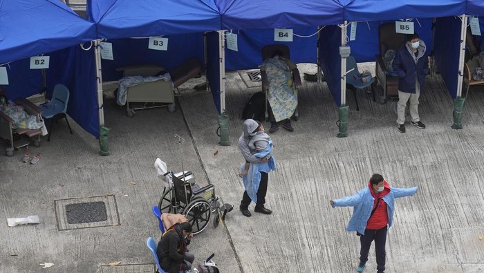 Kasus COVID-19 melonjak di Hong Kong sejak beberapa waktu lalu. Kondisi itu berdampak pada RS di sana yang mulai kewalahan hadapi gelombang kelima Corona.