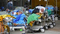 Sejumlah pasien COVID-19 terbaring di ranjang yang berada di luar rumah sakit atau pusat medis di kawasan Hong Kong, Rabu (16/2/2022).