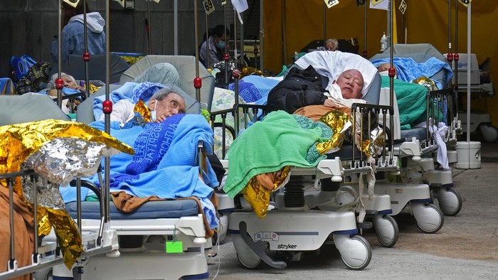 Kasus COVID-19 melonjak di Hong Kong sejak beberapa waktu lalu. Kondisi itu berdampak pada RS di sana yang mulai kewalahan hadapi gelombang kelima Corona.