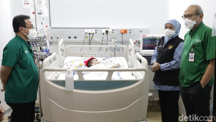 khofifah menjenguk bayi kembar siam