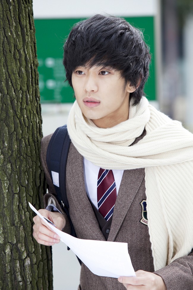 Aktor kelahiran 1988 itu mulai banyak dikenal setelah membintangi drama Korea Dream High. Dia menunjukkan bakat menyanyi dan memerankan pemuda udik yang berasal dari desa. Foto: dok KBS
