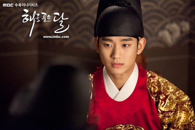 Pada 2012, Kim Soo Hyun membintangi drama sejarah Moon Embracing the Sun yang mencetak rating tinggi. Penggemar melihat penampilannya sebagai putra mahkota yang jatuh cinta dengan seorang dukun. Foto: dok MBC