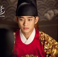 Pada 2012, Kim Soo Hyun membintangi drama sejarah Moon Embracing the Sun yang mencetak rating tinggi. Penggemar melihat penampilannya sebagai putra mahkota yang jatuh cinta dengan seorang dukun. Foto: dok MBC