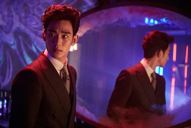 Sang aktor mulai menunjukkan sisi dewasa dengan perannya sebagai gangster. Film Real yang tayang pada 2017 menampilkan adegan panas Kim Soo Hyun dengan mendiang Sulli. Foto: dok CJ Entertainment