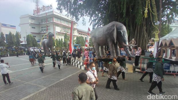 Kirab Boyong Kedhaton memperingati HUT ke-277 Kota Solo, Kamis (17/2/2022).