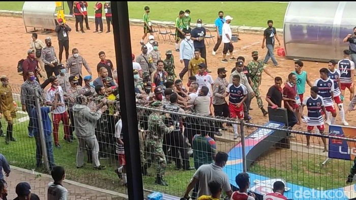 Laga Liga 3 antara Persedikab Kediri melawan Maluku FC diwarnai kericuhan. Pihak Maluku FC menyebut, kericuhan dipicu oleh kepemimpinan wasit yang kurang adil atau tidak netral.