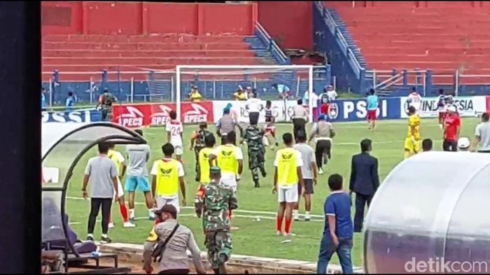 Laga Liga 3 antara Persedikab Kediri melawan Maluku FC diwarnai kericuhan. Pihak Maluku FC menyebut, kericuhan dipicu oleh kepemimpinan wasit yang kurang adil atau tidak netral.