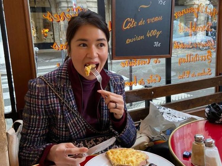 Pesona Cantik Laura Basuki Saat Kulineran di Eropa