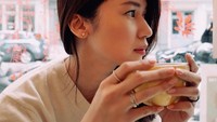 Saat menikmati perjalanannya, Laura Basuki juga menyempatkan diri untuk sekadar minum kopi di kafe. Tampil dengan riasan sederhana cantiknya Laura Basuki terlihat begitu natural. Foto: Instagram/laurabas
