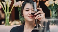 Saat menghadiri jamuan makan, dirinya juga tampak tersenyum dengan segelas red wine yang dipegangnya. Riasan tipis dengan pakaian berwarna hitam membuat Laura Basuki tampak begitu manis. Foto: Instagram/laurabas