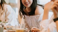 Dirinya juga seringkali menghabiskan waktu bersama teman-temannya. Makan bersama sambil bercerita, Laura Basuki begitu gembira bertemu orang-orang yang dicintainya. Foto: Instagram/laurabas