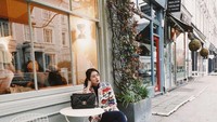 Mengunjungi kafe kecil di pinggir jalan juga sering dilakukan Laura Basuki untuk bersantai sejenak. Memandangi lingkungan sekitar sambil duduk di halamannya begitu menenangkan untuk Laura Basuki. Foto: Instagram/laurabas