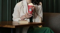 Minum kopi juga dipilih Laura Basuki untuk mengisi waktu santainya. Kopi yang hangat atau kopi dengan ekstra whipped cream yang manis di atasnya tak menjadi masalah. Foto: Instagram/laurabas