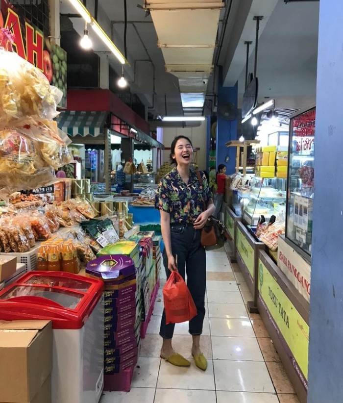 Laura Basuki Pesona Cantik Laura Basuki Saat Kulineran di Eropa