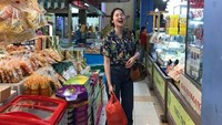 Walaupun namanya banyak disanjung orang, Laura Basuki tidak pernah sungkan untuk pergi ke pasar tradisional. Membeli beberapa kebutuhannya, Laura Basuki berbelanja langsung beberapa bahan untuk dirinya. Foto: Instagram/laurabas