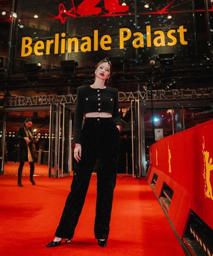 Laura Basuki Pesona Cantik Laura Basuki Saat Kulineran di Eropa