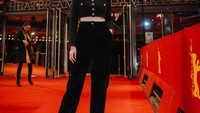 Karya-karyanya bahkan kini dihargai secara internasional. Pada pekan lalu, Laura Basuki menghadiri undangan Berlinale Palast. Dirinya bahkan meraih penghargaan Silver Bear. Foto: Instagram/laurabas