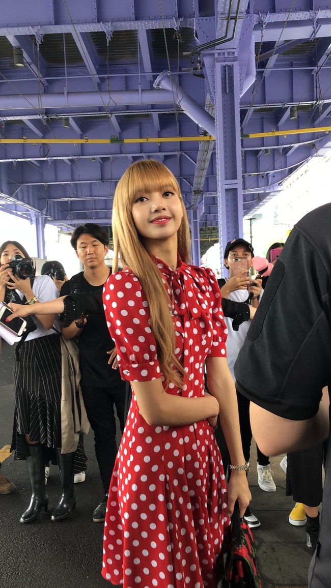 Tak mengherankan bila Lisa BLACKPINK dinobatkan sebagai wanita tercantik di dunia oleh TC Candler. Foto: dok Twitter @bijimacow_