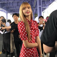 Tak mengherankan bila Lisa BLACKPINK dinobatkan sebagai wanita tercantik di dunia oleh TC Candler. Foto: dok Twitter @bijimacow_
