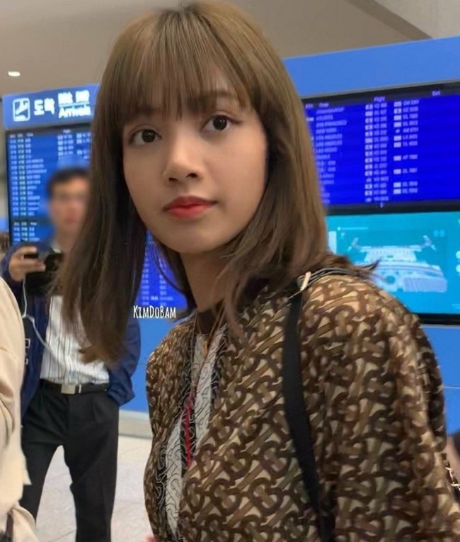 Seorang penggemar juga berpapasan dengan Lisa BLACKPINK di bandara. Matanya tampak lebih besar bila dilihat dari jarak dekat. Foto: dok Twitter @kimdobam
