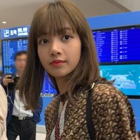 Seorang penggemar juga berpapasan dengan Lisa BLACKPINK di bandara. Matanya tampak lebih besar bila dilihat dari jarak dekat. Foto: dok Twitter @kimdobam