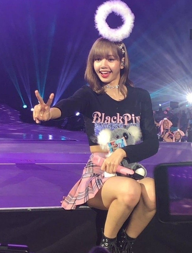 Para penggemar mengabadikan konser BLACKPINK dengan kamera ponsel. Ini momen Lisa saat menyapa penggemar. Foto: dok Twitter @p1lbr