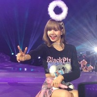 Para penggemar mengabadikan konser BLACKPINK dengan kamera ponsel. Ini momen Lisa saat menyapa penggemar. Foto: dok Twitter @p1lbr