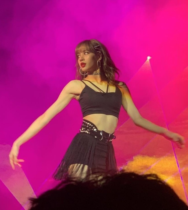 Main dancer grup BLACKPINK itu terlihat fierce saat tampil di atas panggung. Lisa juga membuat penggemar iri dengan bentuk tubuhnya yang ideal. Foto: dok Twitter @renata_3_zp