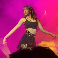 Main dancer grup BLACKPINK itu terlihat fierce saat tampil di atas panggung. Lisa juga membuat penggemar iri dengan bentuk tubuhnya yang ideal. Foto: dok Twitter @renata_3_zp