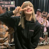Beredar pula foto Lisa BLACKPINK saat menyapa penggemar di belakang panggung. Foto: dok Twitter @p1lbr