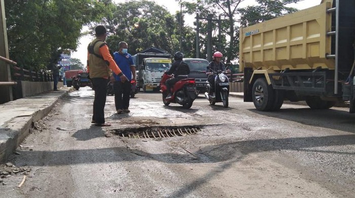 Lubang di Jembatan Bypass Lebak (dok. Istimewa)